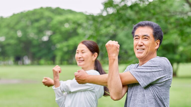ストレッチする夫婦